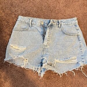 🔥 High-Waisted Distressed Denim Shorts – 🔥
